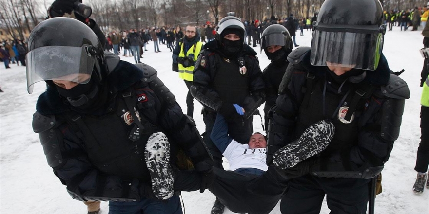 Rusya'da Binlerce Kişi Muhalif Navalnıy'ın Tutuklanmasını Protesto Etti