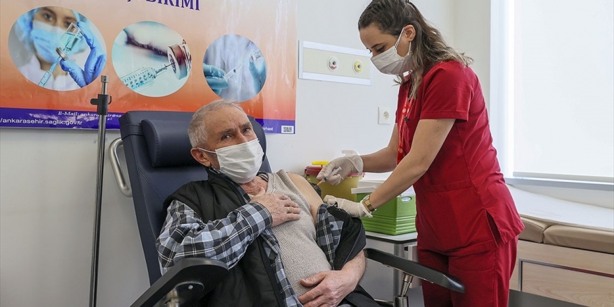 Türkiye'de Kovid-19'la Mücadele Kapsamında Aşılananların Sayısı 2 Milyonu Aştı