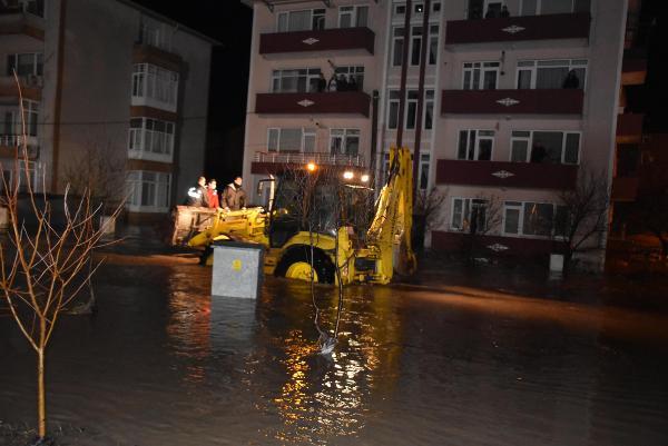 Babaeski'de dereler taştı, evlerde mahsur kalanlar kepçeyle kurtarıldı