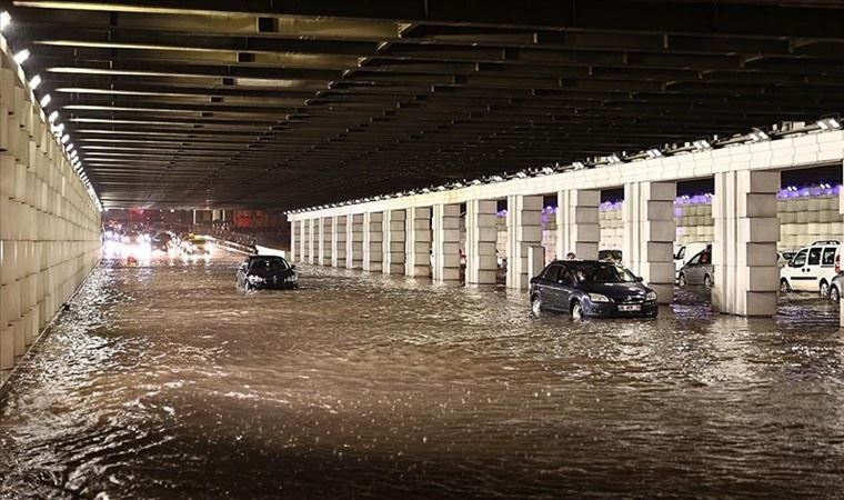 İzmir'i sel vurdu: Tunç Soyer'den 'evden çıkmayın' uyarısı