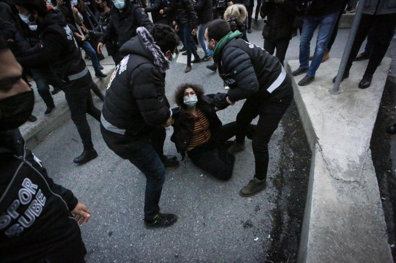 EGM’den Boğaziçi açıklaması: Polis ‘Aşağı bak’ değil, ‘Aşağıdan’ dedi