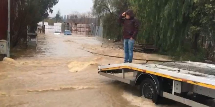 İzmir'de Sel Felaketi: Dışarı Çıkmayın Uyarısı