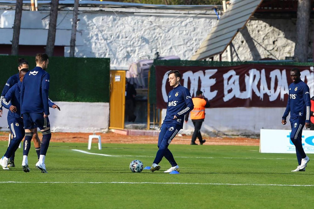Mesut Özil, Fenerbahçe formasıyla ilk maçına çıktı