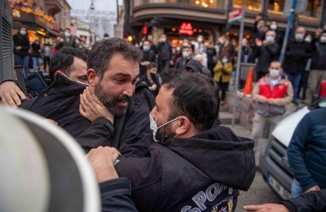 Kadıköy'deki protesto gösterilerinde Barış Atay ile polis ekipleri arasında gerginlik