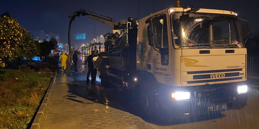 Kuşadası Belediyesi'nden Gece Boyu Sağanak Mesaisi