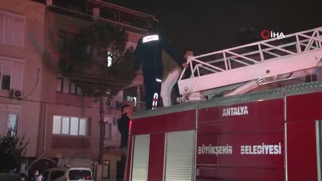 İtfaiye, yangında mahsur kalan 2 kişiyi merdivenle kurtardı