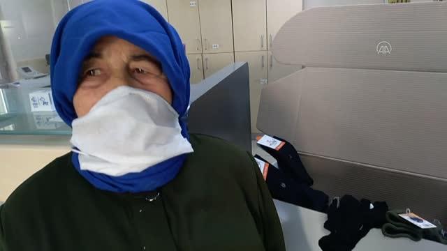 Zeliha teyze Şanlıurfa'daki Mehmetçiklere çorap ve eldiven gönderdi