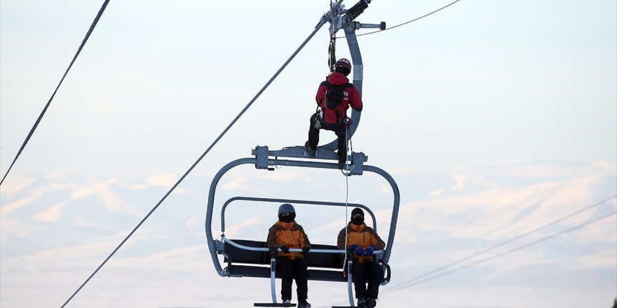 Jöak Ve Jak Timleri Palandöken'deki Turistlerin Güvenliği İçin 'Daima Göreve Hazır'
