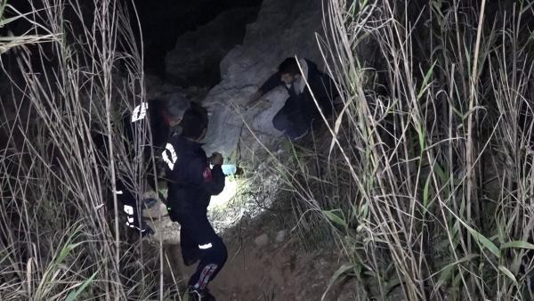 Falezlerde şarjı bitince kayalıklarda mahsur kaldı