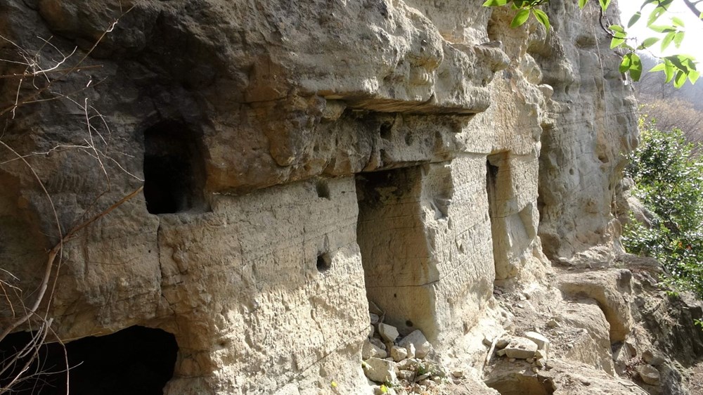 Kayalar oyularak yapılan Pedromida Kilisesi definecilerin hedefi haline geldi