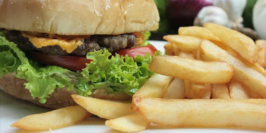 Çocukluk Dönemindeki 'Batı Tipi Beslenme' Bağırsaklardaki Yararlı Bakterileri Olumsuz Etkiliyor