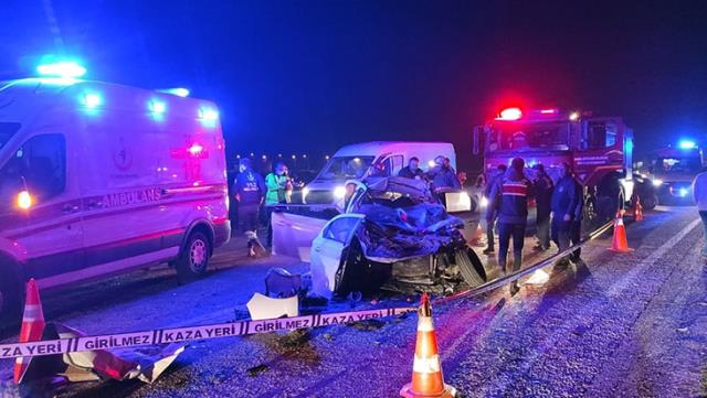 İş makinesine çarpan otomobilde aynı aileden 2 kişi öldü, 2 kişi yaralandı