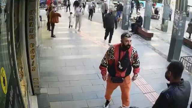 Ailesiyle yürüyen adam, karısı taciz edilince deliye döndü!