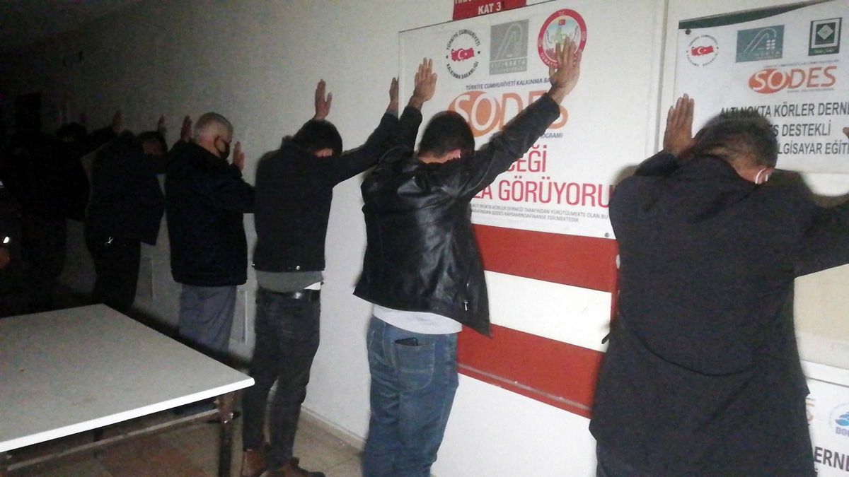 Osmaniye'de kumar oynanan ofise baskın: 15 kişiye 133 bin lira ceza