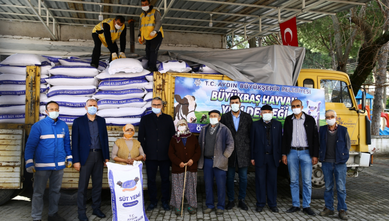 KOÇARLI'DA KÜÇÜK ÜRETİCİYE AYDIN BÜYÜKŞEHİR BELEDİYESİ'NDEN YEM DESTEĞİ