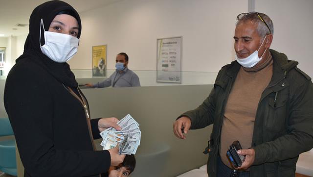 Hesabındaki 20 bin doları görünce hayatının şokunu yaşayan kadın, gerçeği bankada öğrendi