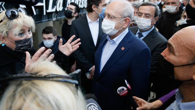 İzmir'de Kılıçdaroğlu'nun önüne kesen esnaf sitem etti: Burada 35 senedir CHP var, bu altyapıyı düzeltin