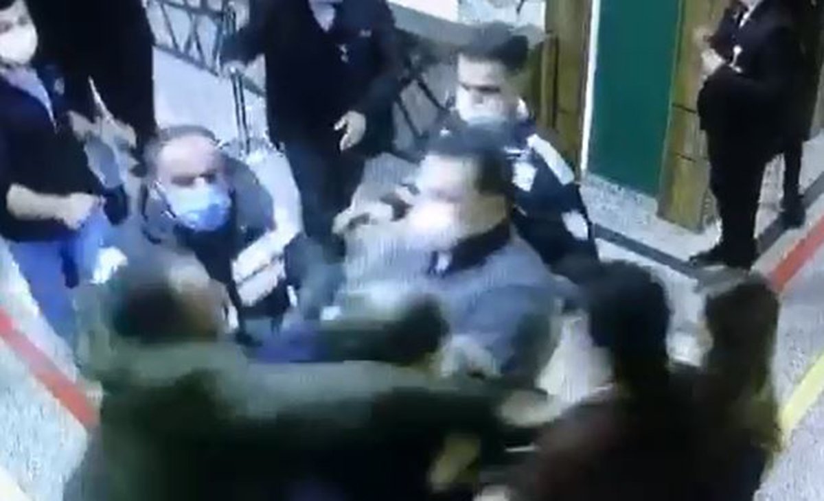 20 kişilik grup sağlık çalışanlarına saldırdı!