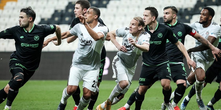 Beşiktaş 10 Kişiyle Zirveye Tutundu