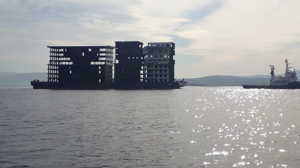 Boğazdan 'apartman' geçti