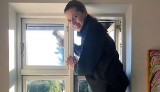 Danimarka Başbakanı’ndan temizlik pozu