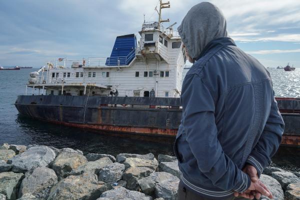 Zeytinburnu'nda karaya oturan gemi 10. gününde de yerinde duruyor