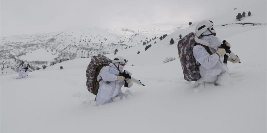 Mehmetçik Tunceli Dağlarında 1,5 Metreyi Bulan Karda Teröristlerin İzini Sürüyor