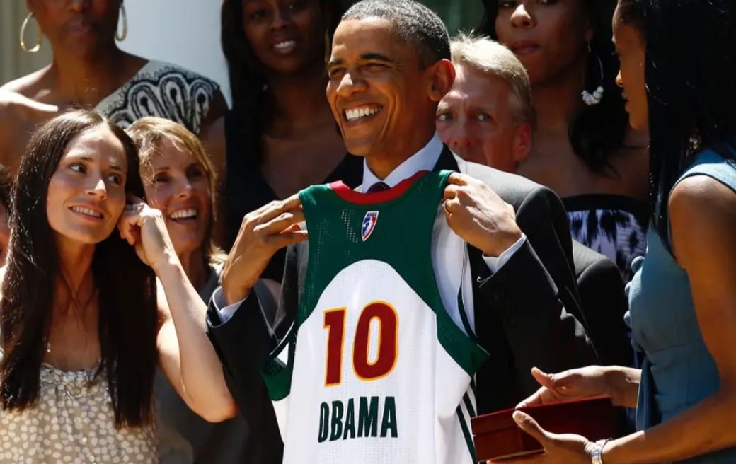 Obama’nın spor ayakkabısı 177 bin TL’ye satışa çıkıyor