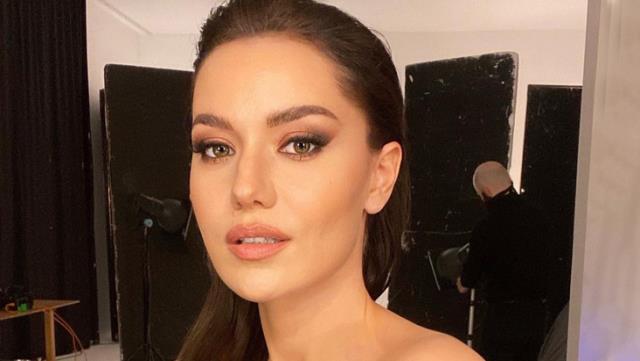 Siyah elbiseli pozlarını paylaşan Fahriye Evcen'in pozlarına beğeni yağdı