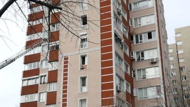Apartmandakiler panikle dışarıya koştu! Bahçelievler'de 14 katlı binada patlama