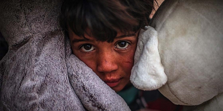 İdlib'de Kamplara Sığınan Çocuklar Paraları Olduğunda Oyuncak Değil, Ekmek Alıyor