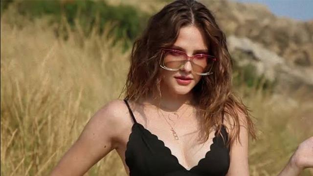 Alina Boz'un üstsüz paylaşımı görenleri mest etti