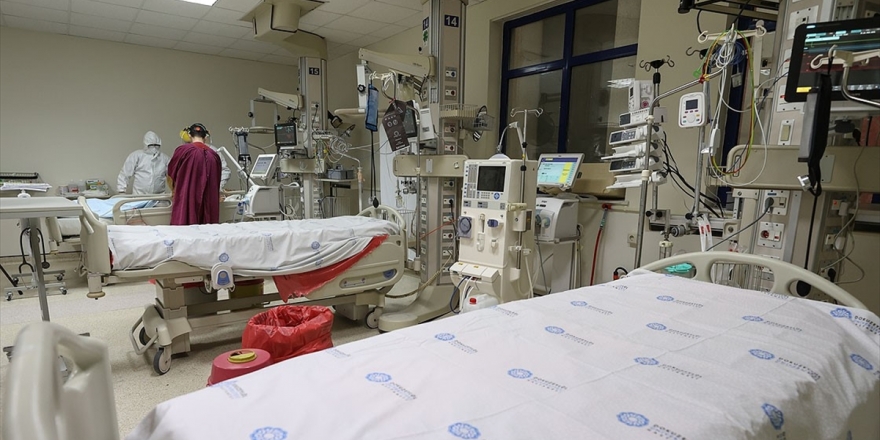 Türkiye'de Son 24 Saatte 7 Bin 706 Kişinin Testi Pozitif Çıktı, 93 Kişi Hayatını Kaybetti