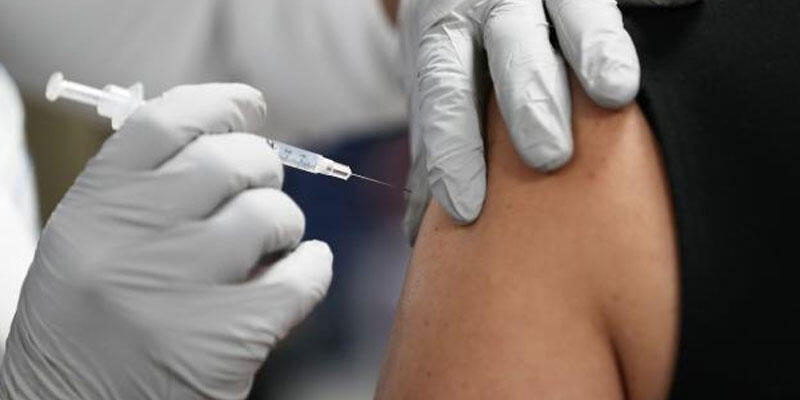 İngiltere'de Kovid-19 aşısının ilk dozunu yaptıranların sayısı 15 milyonu aştı