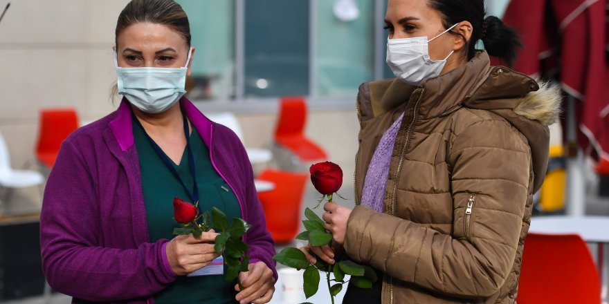 Mansur Yavaş'tan Sevgililer Gününde Sağlıkçıları ve Çiçekleri Sevindiren hareket