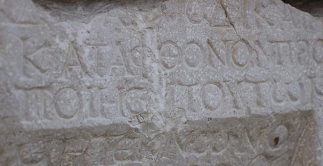 Kötü niyetle yaklaşanın lanetlendiği lahitin üzerinde yazanlar görenleri tedirgin ediyor