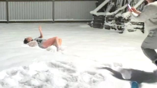 Ünlü İsim , mayo giyip karın üzerinde yuvarlandı