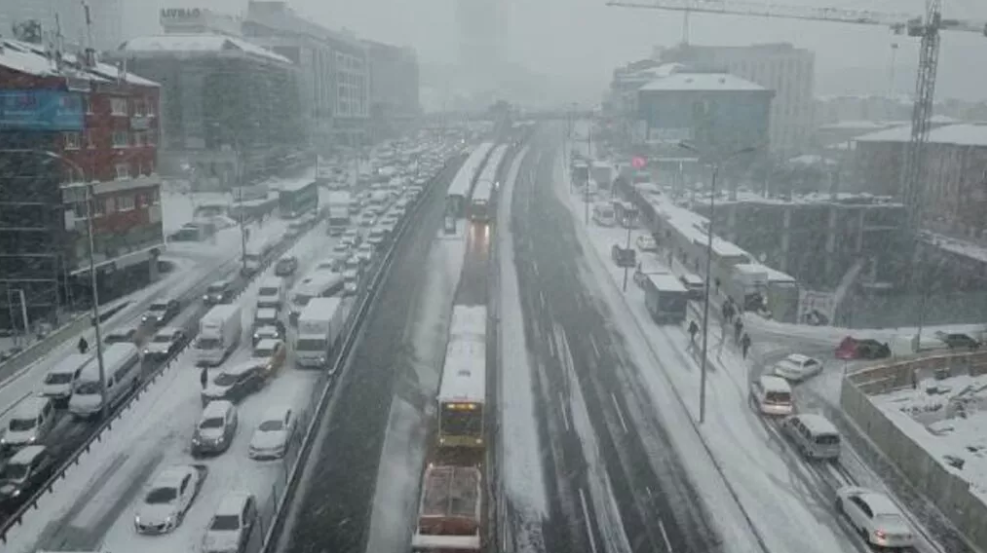 Son Dakika: Beylikdüzü'nde yoğun kar yağışı! Trafik ve metrobüs seferleri durdu