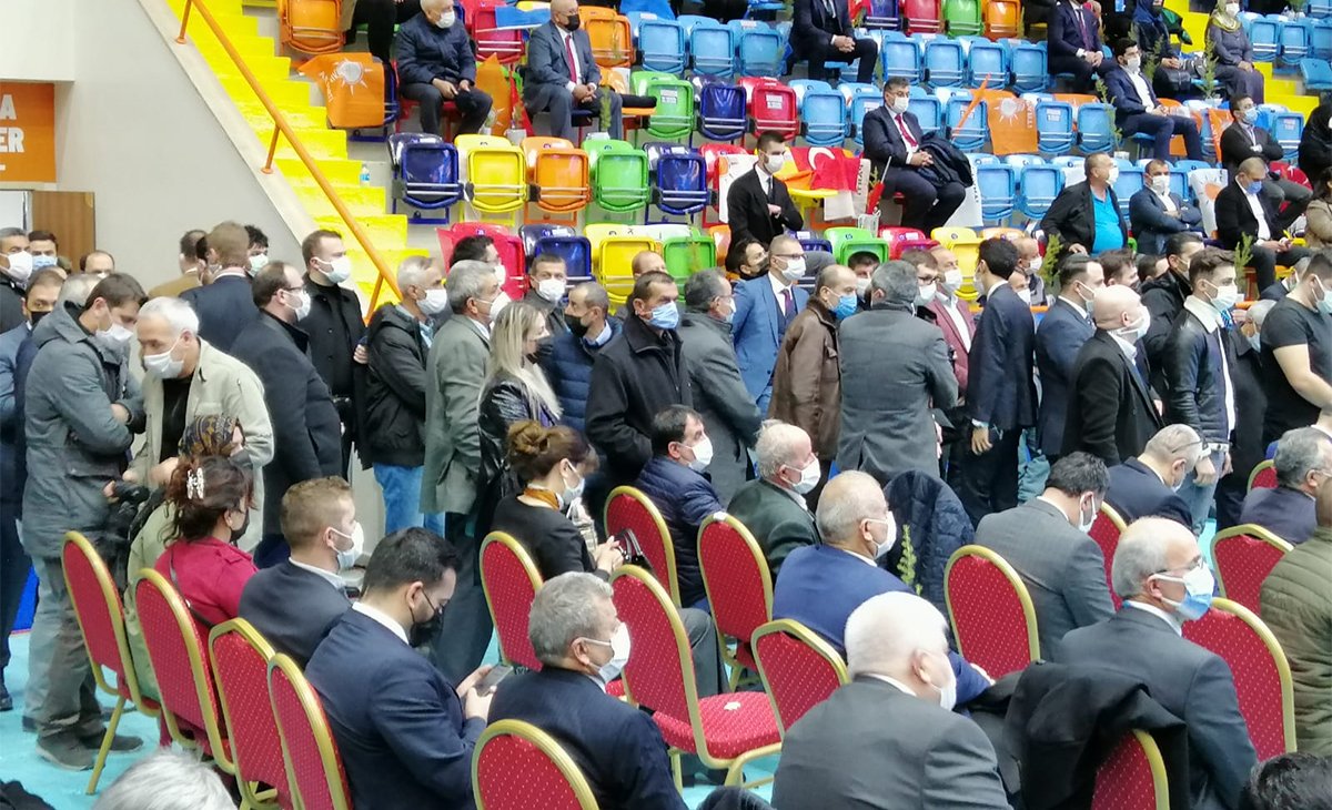 AKP kongresinde gerginlik: Parti zenginler kulübü haline geldi