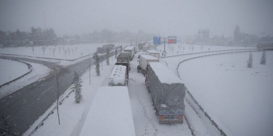 Araç kuyruğu 25 kilometreye ulaştı!