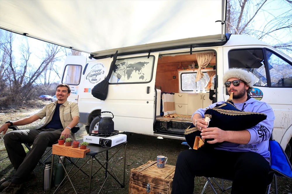 Otelimiz 5 değil milyon yıldızlı! Karavana dönüştürdükleri minibüsle Türkiye'yi geziyorlar