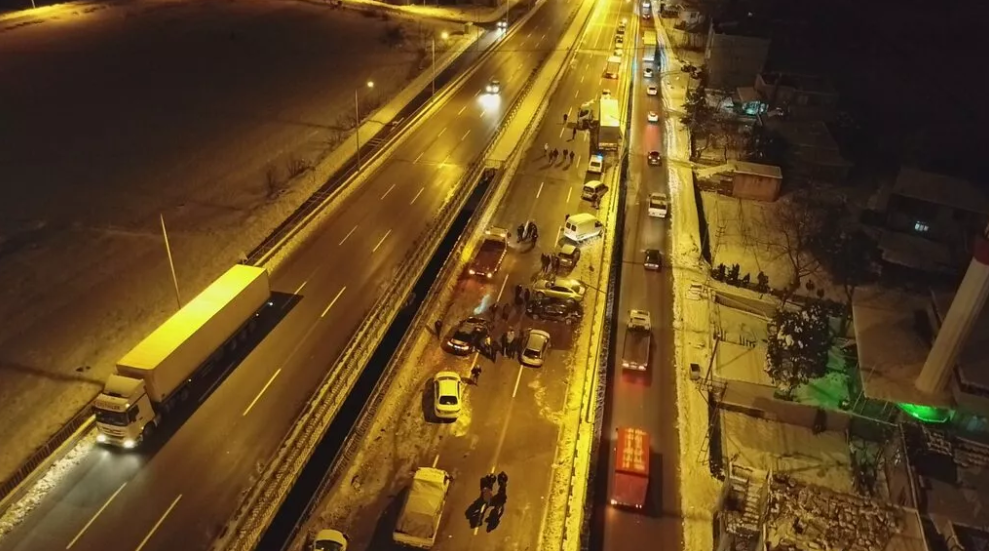 Buzlanan yolda 15 araç birbirine girdi: 1'i ağır 4 yaralı