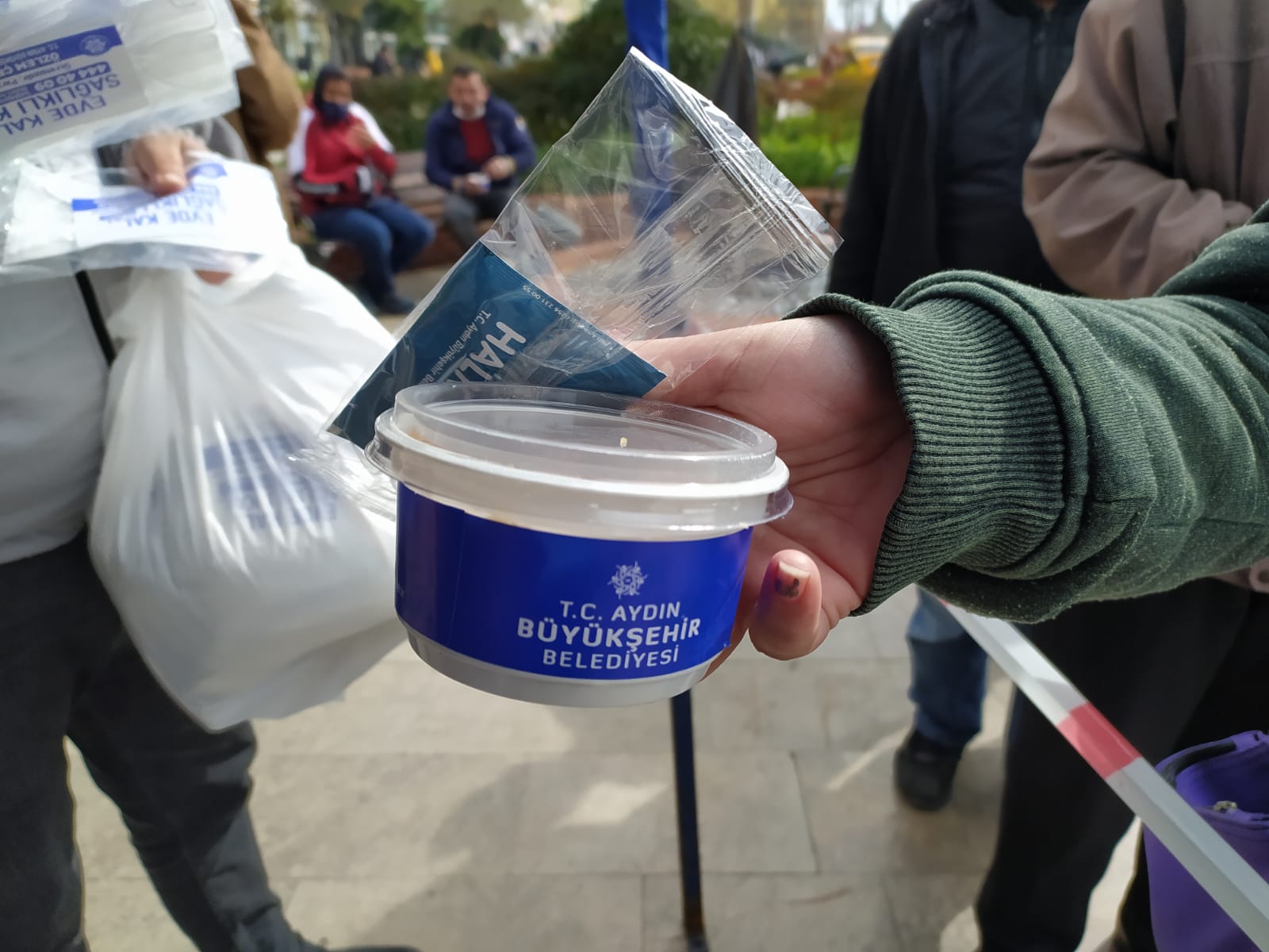 Aydın Büyükşehir Belediyesi Regaip Kandili İçin Helva Dağıttı