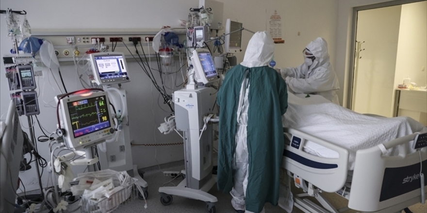 Türkiye'de Son 24 Saatte 7 Bin 241 Kişinin Testi Pozitif Çıktı, 83 Kişi Hayatını Kaybetti