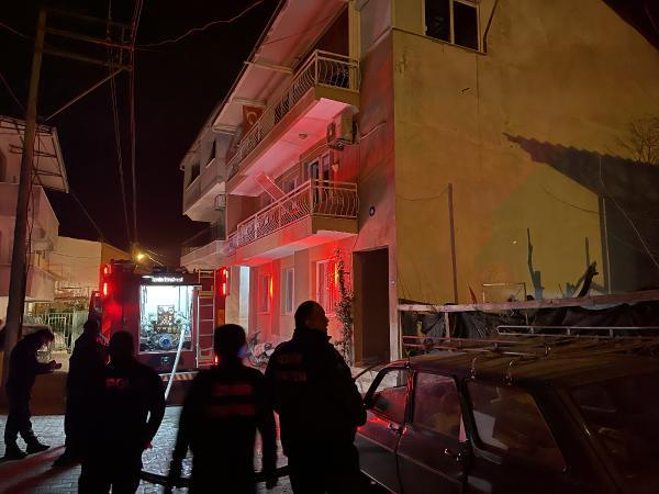 İzmir'de bir binanın çatı katında çıkan yangın korkuttu