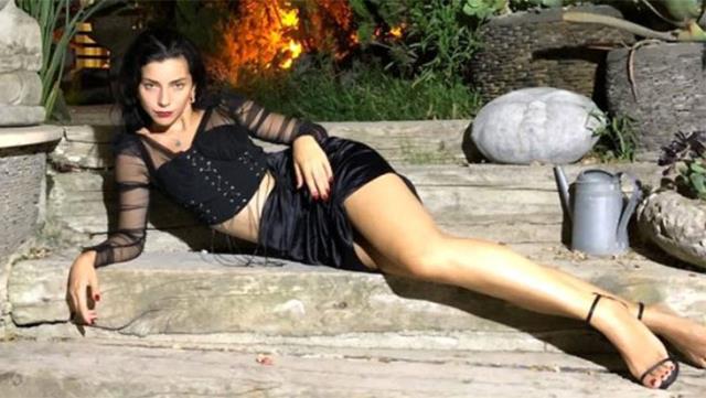 Merve Boluğur'dan derin dekolteli iç çamaşırsız cesur poz