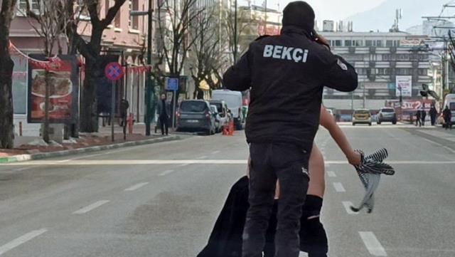 Bekçileri şoke eden an! Cadde ortasında çırılçıplak koşan kadını yakalamak için seferber oldular