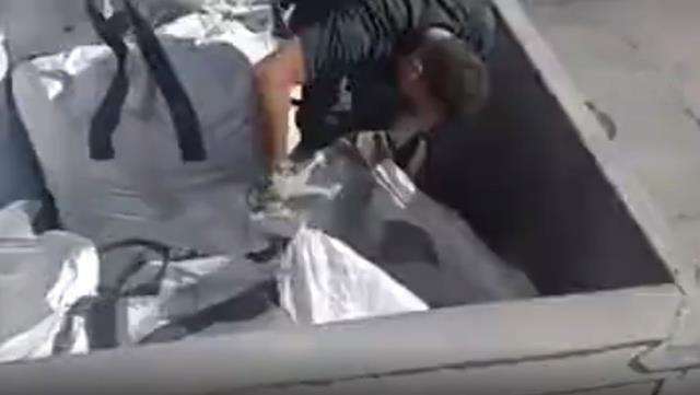 Zehirli kül çuvalının içinden mülteci çıktı.