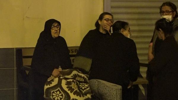 Kızın yaşadığı 'çöp' dolu ev, çıkan yangında küle döndü