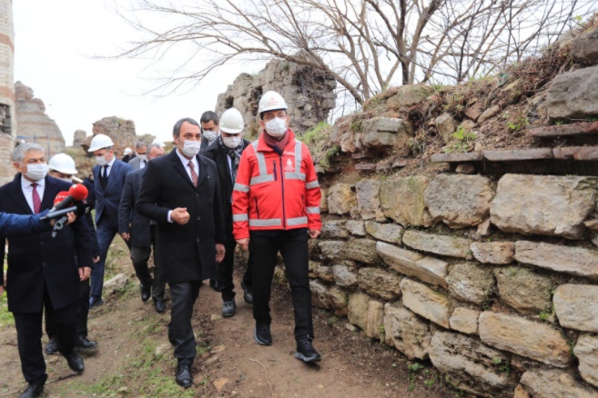 İMAMOĞLU YEDİKULE SURLARI ÖNÜNDE KONUŞTU: “25 YILDIR HİÇBİR DOKUNUŞTA BULUNULMAMIŞ”